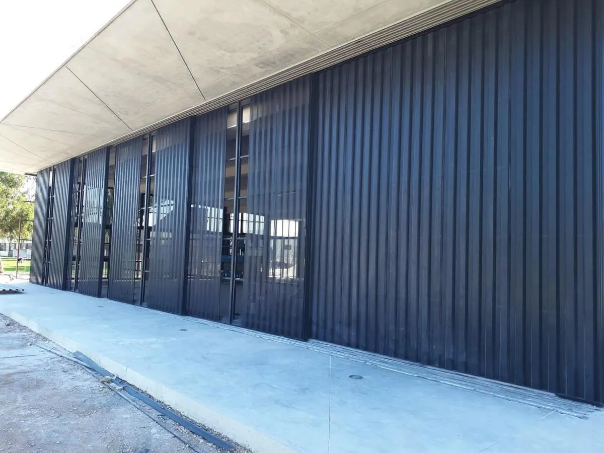 Construcción de estructura para fachada combinada con cristaleras