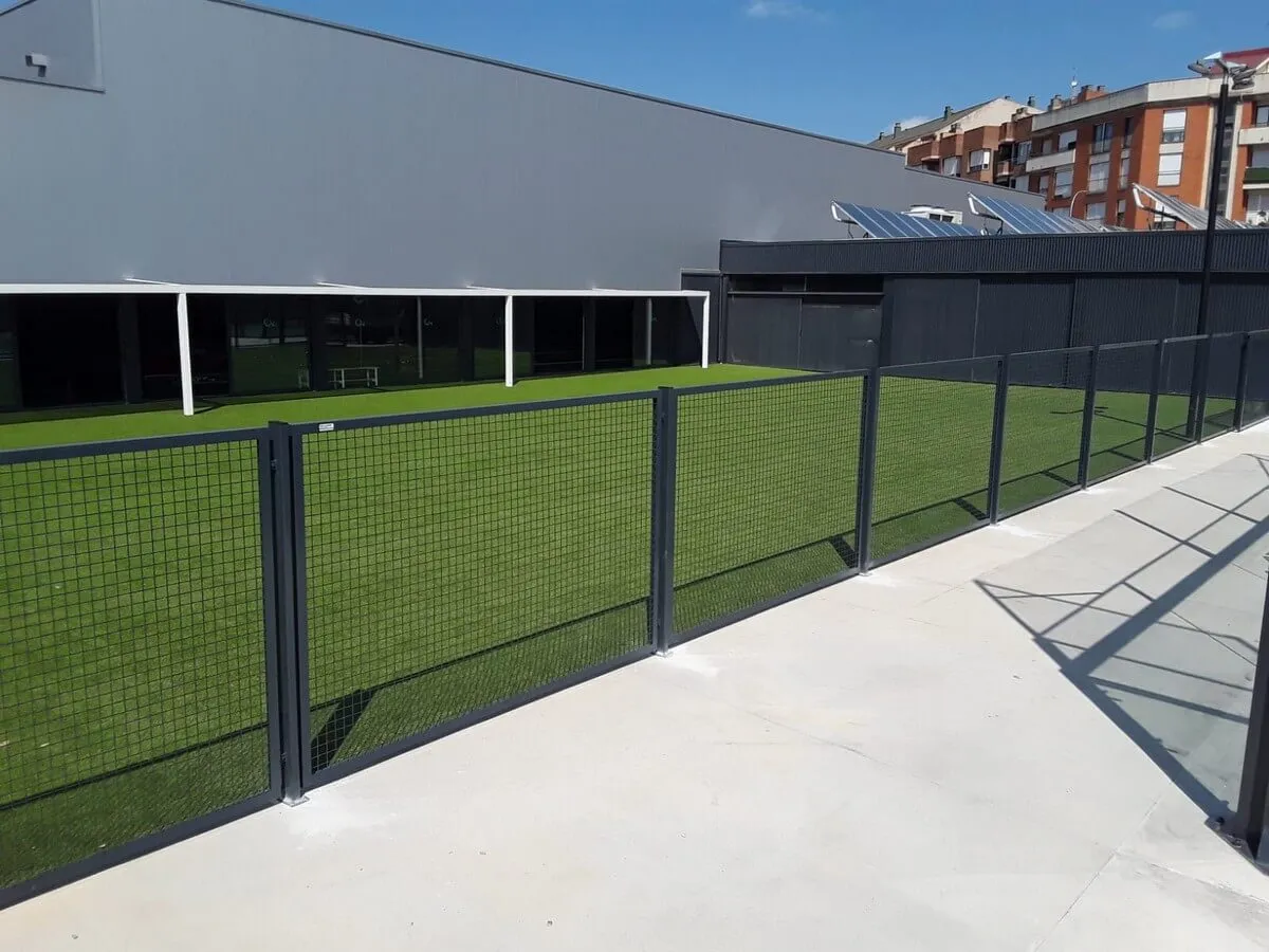 Construcción de puertas y cercado exterior para Pabellón de Deportes